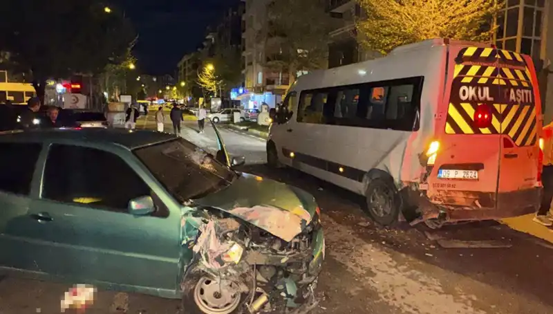 Otomobil Servis Minibüsüne Çarptı: 6 Kişi Yaralandı, Olayın Sebepleri Araştırılıyor