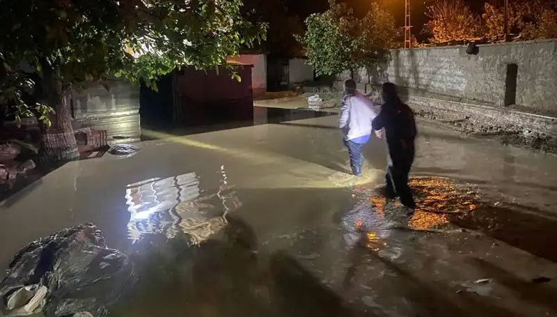 20 Dakikalık Yağışta Sel Felaketi: Evler Zarar Gördü
