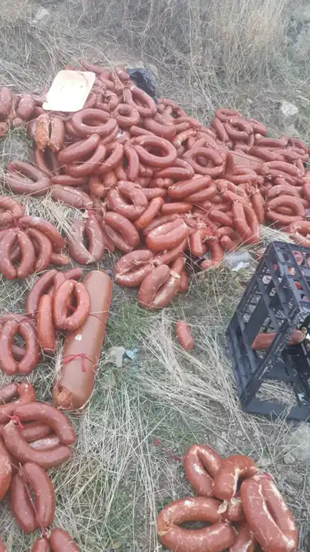 Ankara’da Uçsuz Bucaksız Arazide Yüzlerce Kilo Sucuk ve Salam Bulundu