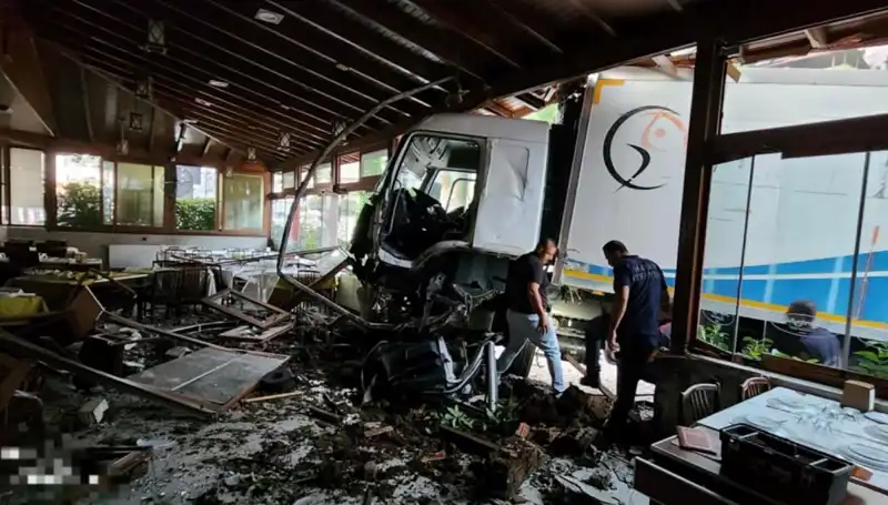 Freni Boşalan Kamyon Restoranın İçine Dalınca Şok İfade!