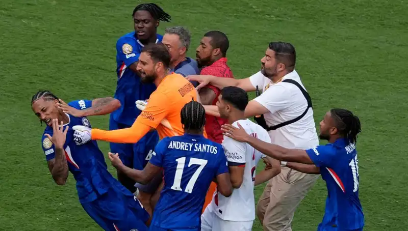 Dev Finalde Duran Top Krizi: Teknik Direktörden Futbolcuya Yumruk Skandalı