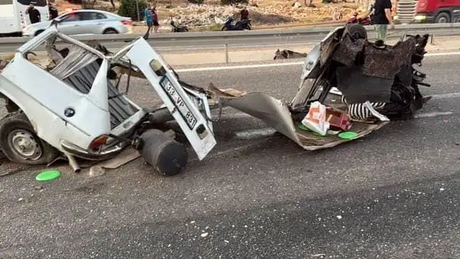 Trafikte Korkunç Kaza: Bariyere Çarpan Araç Hurdaya Döndü