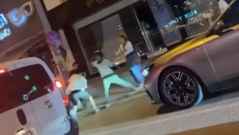 Cadde Boks Ringine Dönüştü: Yumruklar Havadaydı!