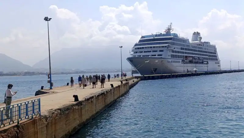 Alanya'da Tarih Kokan Kruvaziyer Heyecanı: ABD'li Turistlerin Akın Akın Gelişi