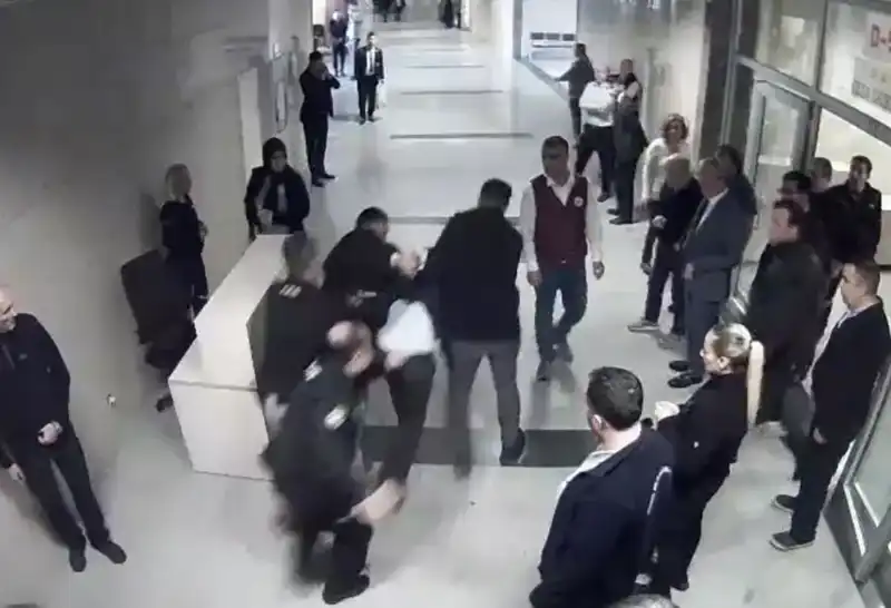 Savcı, Kadın Hakime Saldırdı: CCTV Görüntüleri Ortaya Çıktı