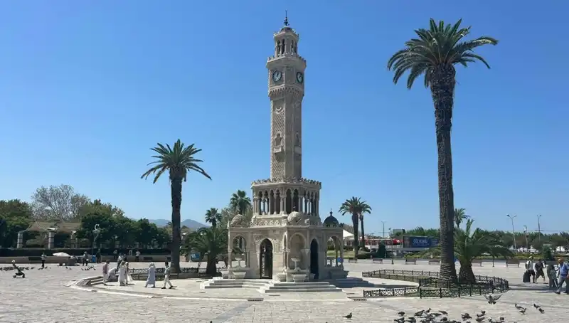 İzmir Sıcak Hava Dalgasıyla Yüzleşiyor: Boş Meydanlar ve Yüksek Dereceler
