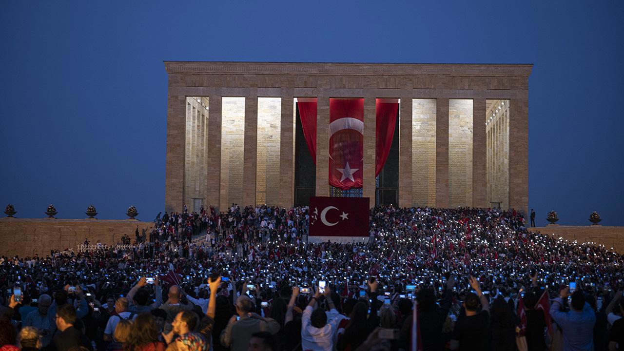 Anıtkabir'e Binlerce Ziyaretçi Akın Etti