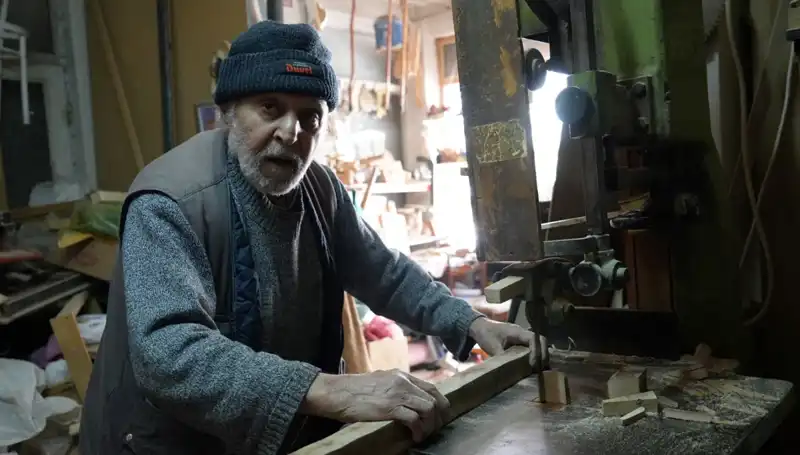 87 Yaşında Hala Dikiş Diken Usta: El Emeği Sanatını Yaşatıyor