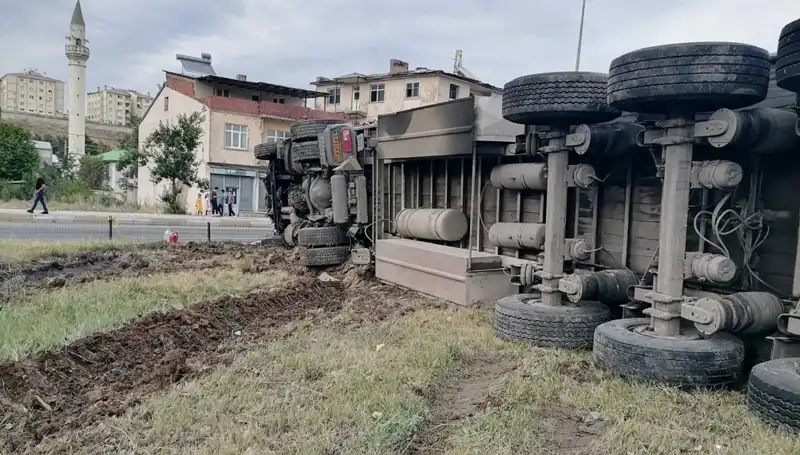 Erzurum'da Freni Boşalan TIR, Ortalığı Dehşet Saçtı!