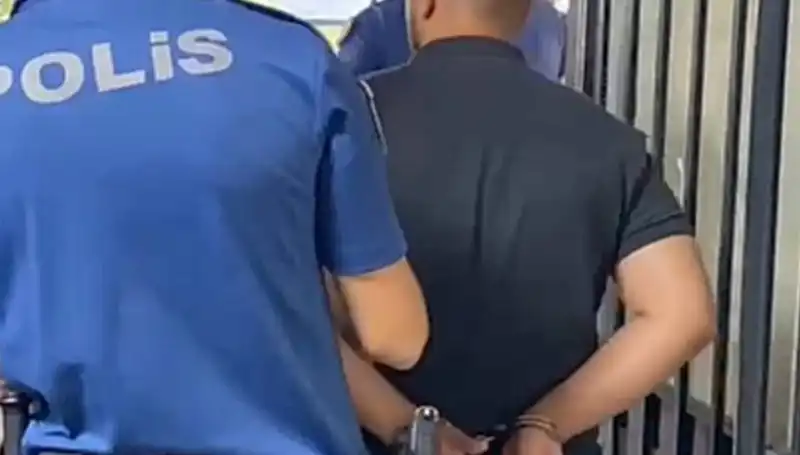 İzmir’de Polise Saldıran Şahıs, Adaletin Kollarında Tutuklandı