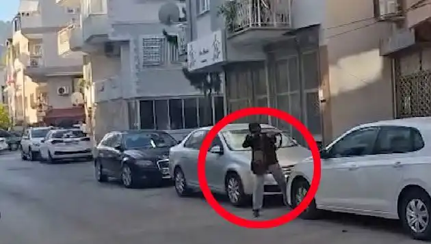 İzmir'de Şok Eden Saldırı: Çatışma Anları Güvenlik Kameralarına Yansıdı
