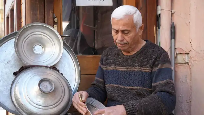Zamanın Gölgelerinde Kayıp Meslekler: "O Günleri Mumla Arıyoruz"