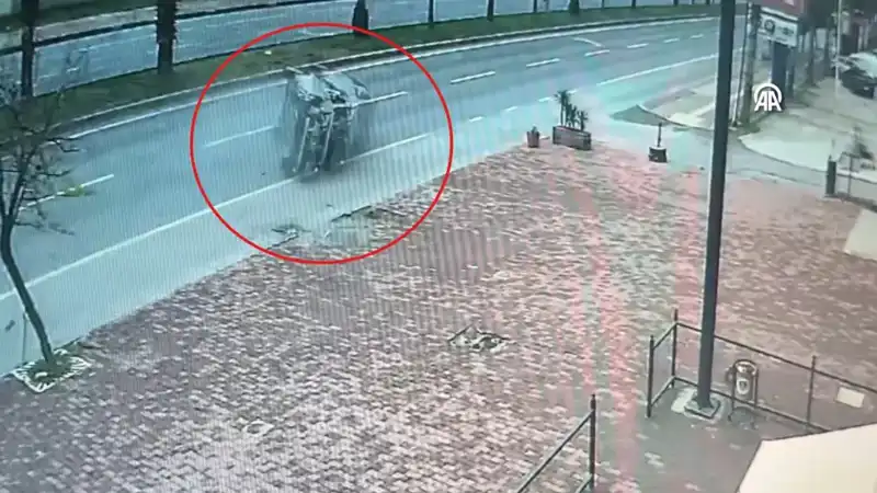 İki Kişinin Yaralandığı Korkunç Kaza Güvenlik Kamerasında Yazıldığı Gibi!