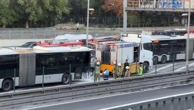 İstanbul'da Metrobüs Alev Alev Yandı: Trafik Kilitlendi!