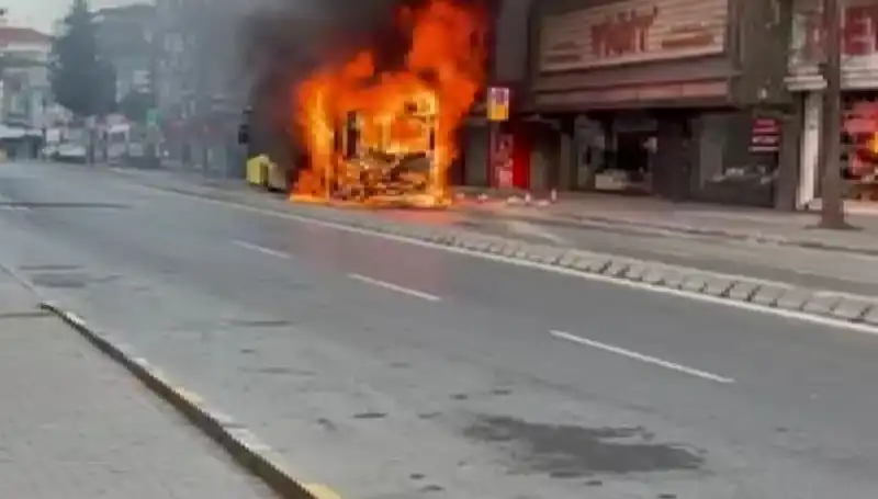 Ümraniye'de Korkunç Yangın: Dumanlar Arasında Panik Anları