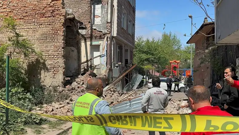 Fatih'te Deprem Faaliyetlerini Artırdı, Bir Bina Çöktü