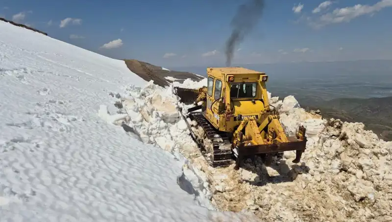 Nisan Ayında Kışın Varlığı: 2 Metreyi Aşan Karla Mücadele