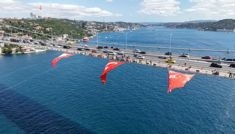Türkiye'nin İmajını Güçlendiren Dev Türk Bayrağı Köprüye Asıldı