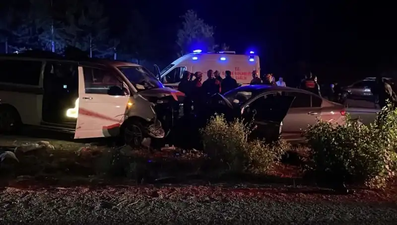 Ters Yön Faciası: Kafa Kafaya Çarpışan Araçlarda Ölü ve Yaralılar
