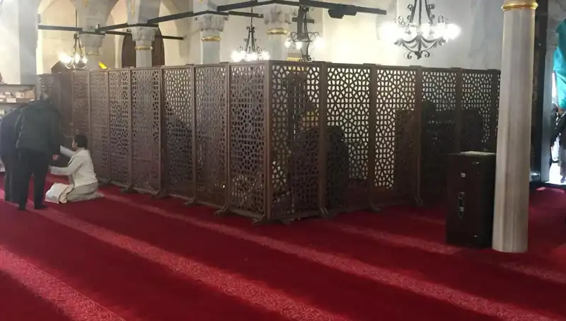 Kadın-Erkek Yan Yana Teravih Namazı Kıldığı İddiası Nedir?