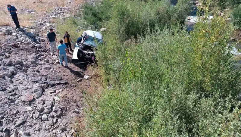 Sivas'ta Korkunç Kaza: Otomobil Dere Yatağına Uçtu, İki Can Aldı