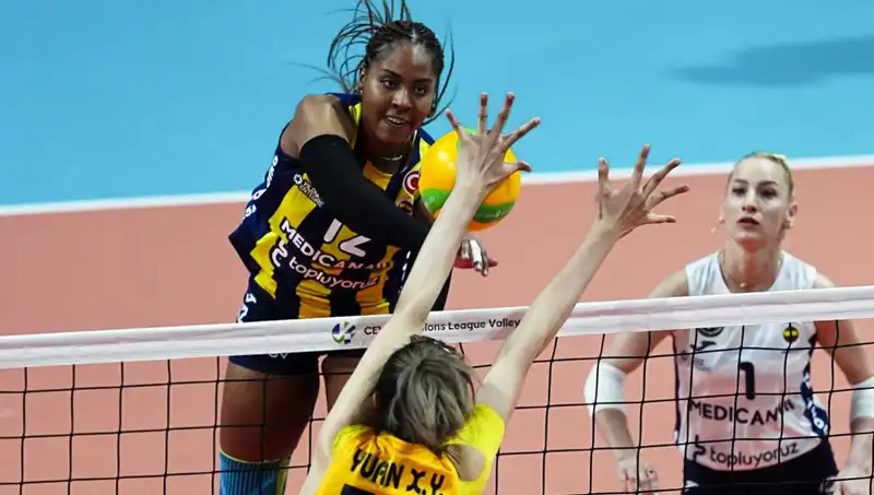 Avrupa'da Türk Derbisinde Fenerbahçe, Vakıfbank'ı Farkla Yendi