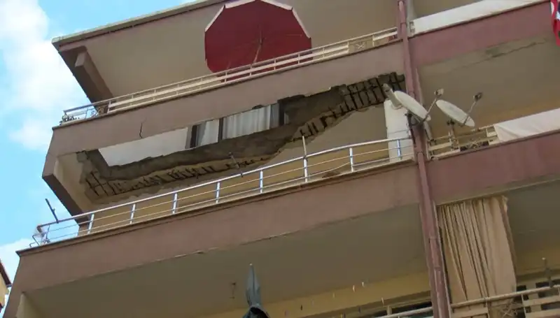 Güngören'de Beş Katlı Binanın Balkonu Çöktü! Korku Dolu Anlar Yaşandı