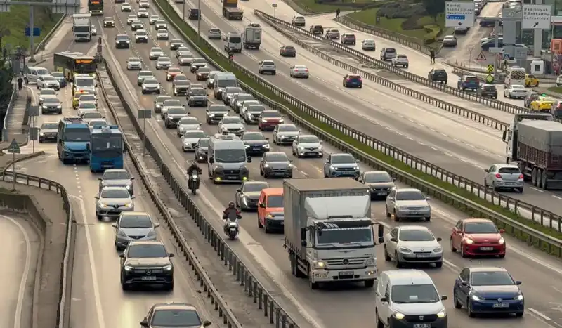 İstanbul Sabah Trafiği: Anadolu Yakası'nda Araçlar Yavaş Yavaş İlerliyor