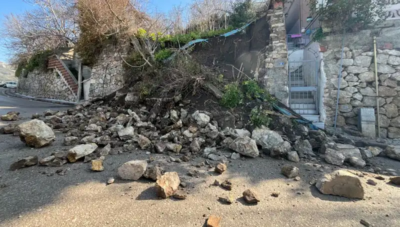 İstinat Duvarının Çöküşü: Kritik Yolda Trafik Felaketi Tehlikesi