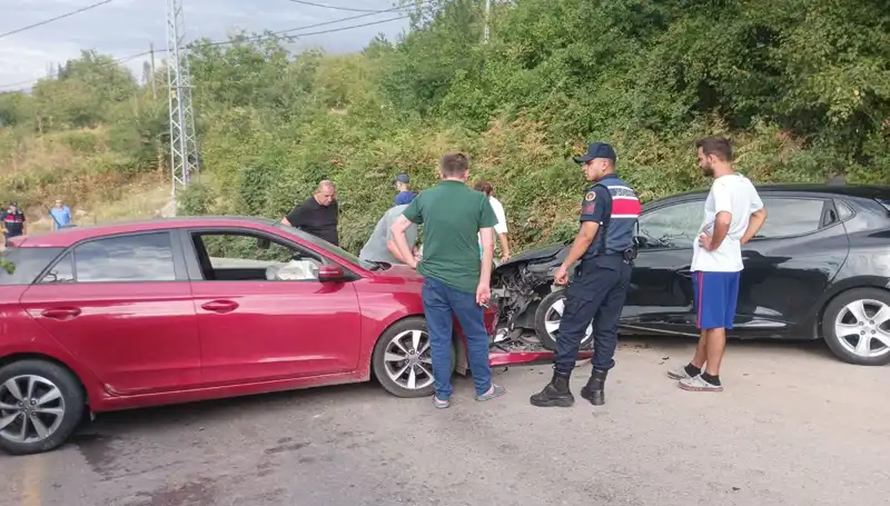Karamürsel'de Faciaya Ramak Kaldı: İki Otomobil Çarpıştı, 4 Yaralı