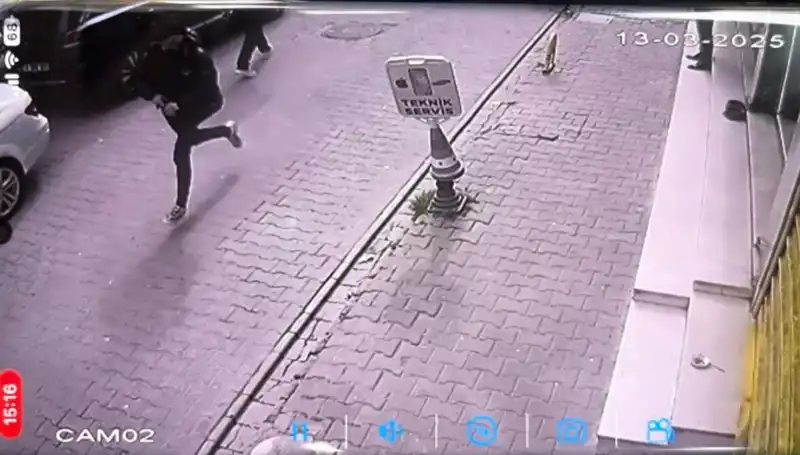 İstanbul'da Sirayet Eden Silahlı Saldırı: Bacağından Vurulan Genç Birey