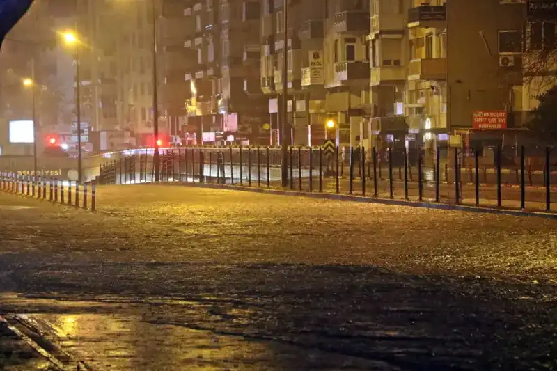 Antalya'da Şiddetli Yağışlar Sonrası Yollar Göl Oldu, Araçlar Mahsur Kaldı