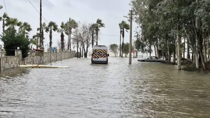 Göl Seviyesi Yükseldi: İlçe Sular Altında Kaldı, Zarar Büyüyor
