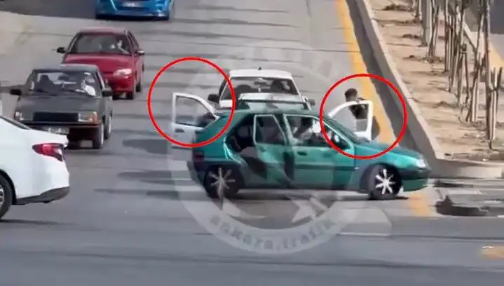 Trafikte Bıçak ve Kılıçlı Saldırı: Polisi Alarmı İkiye Katladı