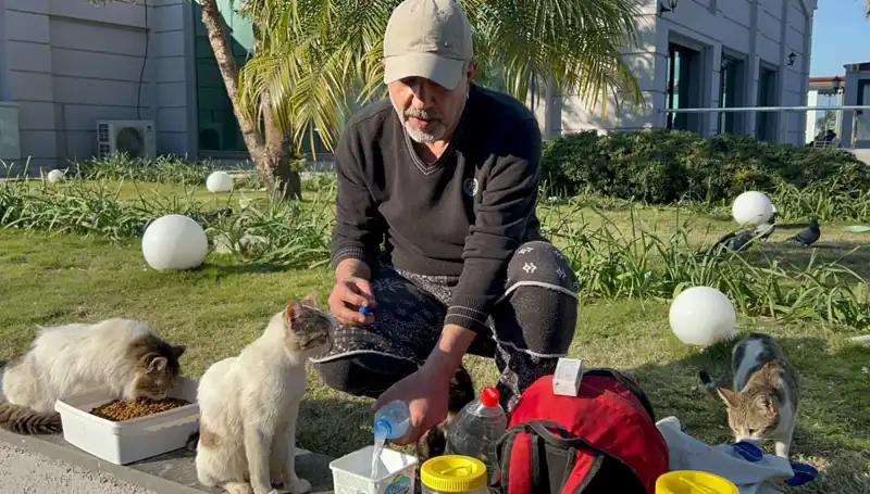 59 Yaşındaki Adamın Günde 8 Kilometre Yürüyüşü: Merhametiyle Herkesi Etkiliyor