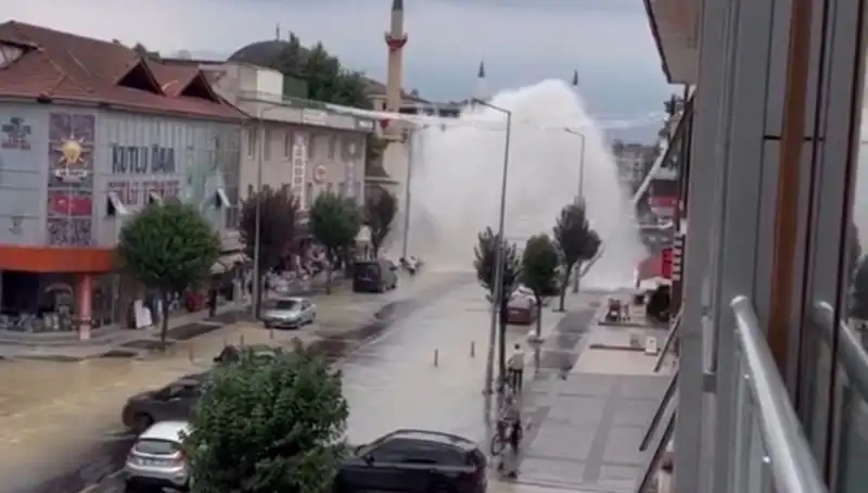 İçme Suyu Hattında Ani Patlama: Şehir Sular Altında Kaldı!
